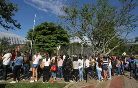 Colegios electorales abren para que colombianos elijan nuevo presidente