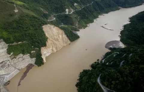 Colombia sigue en alerta por hidroeléctrica y la cifra de evacuados llega a 5.000