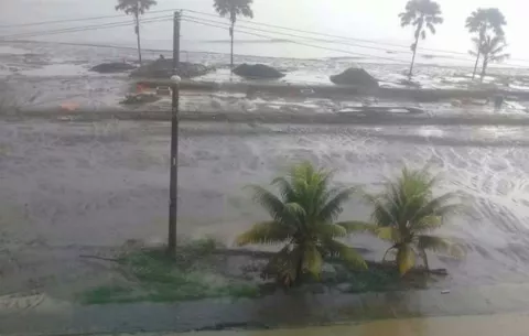 Deslizamiento de tierras, calles inundadas y casa afectada por las lluvias en Colón