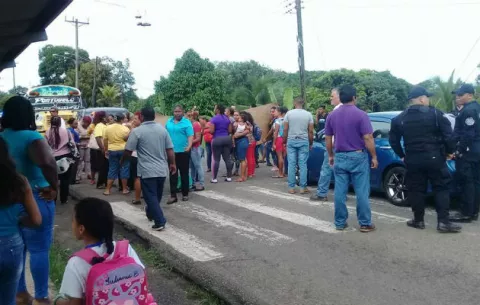 ¡Ojo al tranque! Dos escuelas salen a protestar en Colón 
