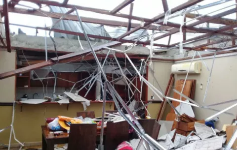 Trece casas afectadas en Puerto Pilón por los fuertes vientos