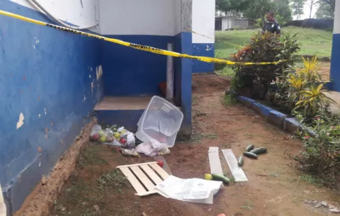 Tiran la comida en el patio de la escuela de Llano Largo; exigen celador