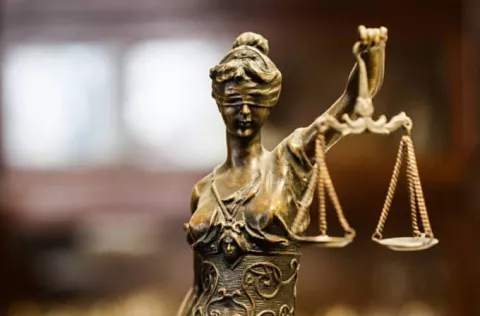 Una mujer que fue condenada por un crimen queda en libertad