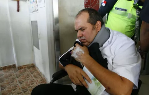 Conductor involucrado en accidente llega a la audiencia en silla de ruedas 
