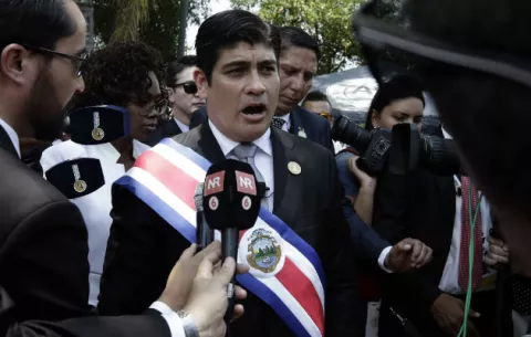 Alvarado recibe a una misión de Japón en el primer día como presidente de Costa Rica