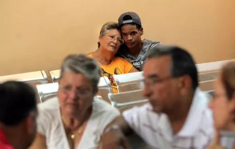Dos supervivientes accidente aéreo en Cuba siguen en estado crítico extremo