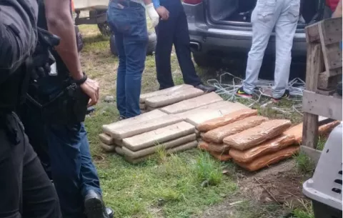 Se fugan y dejan 36 paquetes con cocaína en residencial Espinar, Colón