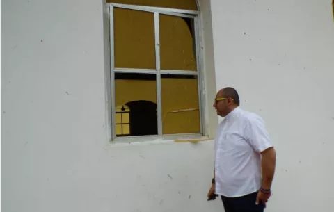 Borracho vandaliza y duerme en iglesia de San José de Pesé en Herrera 