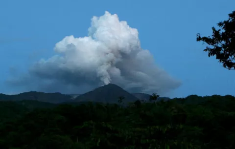 Cae ceniza de volcán en provincias andina y amazónica de Ecuador