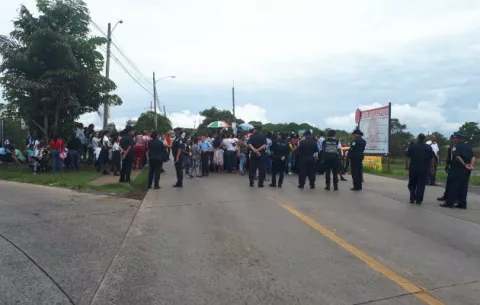 ¡Reclamos! Suspenden clases en escuela de El Progreso