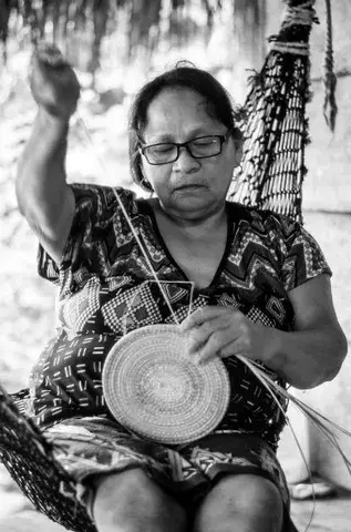 Equidad tejida con fibras de chunga