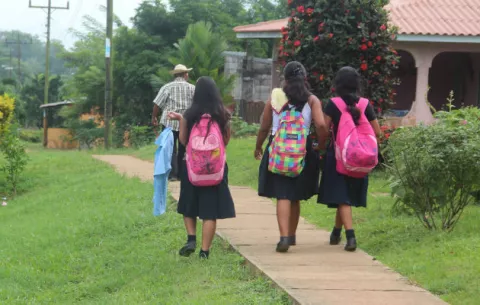 Educador abusa de su alumna, pero autoridades no lo encuentran