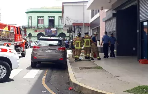 ¡Estruendo! Evacúan oficinas de Registro Público tras explosión 