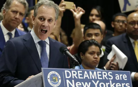 Renuncia el fiscal general de Nueva York tras denuncias en su contra