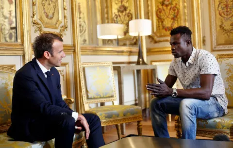 Regularizan situación de joven malí que salvó al niño en París