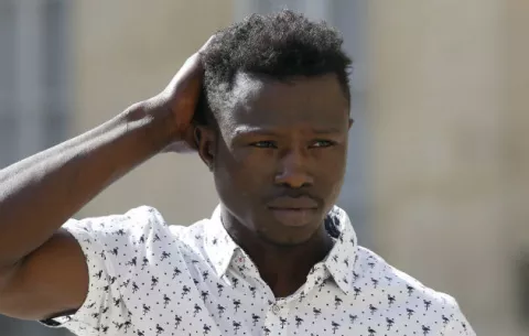   Macron concede ciudadanía a migrante maliense que rescató a niño 