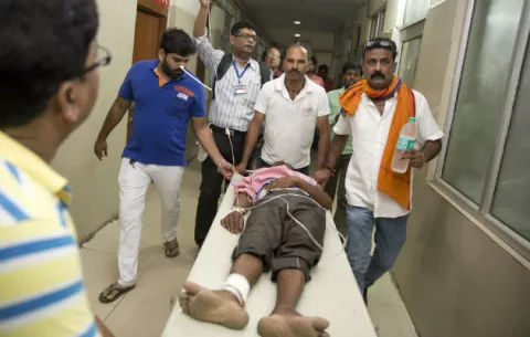 Se eleva a 15 la cifra de muertos por el colapso de un paso elevado en India