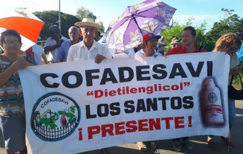 Afectados por dietilenglicol paralizan el puente sobre el río La Villa