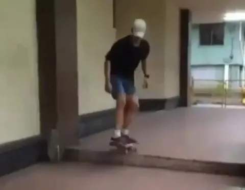 Joven que escupió a un policía salta como "skater" sobre un indigente