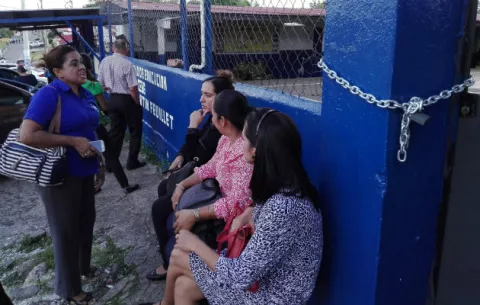 Docentes encadenan puerta de acceso al colegio Tomás Martín Feuillet 