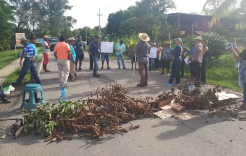 ¡Molestos! En La Pintada protestan porque se quedan sin agua