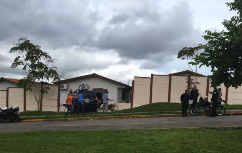 Camioneta choca contra muro en Valle del Lago, Las Cumbres
