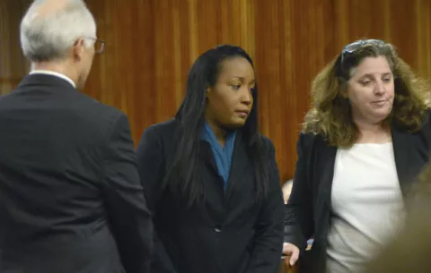 Arrestan a una madre acusada de tortura y maltrato a sus 10 hijos en California 