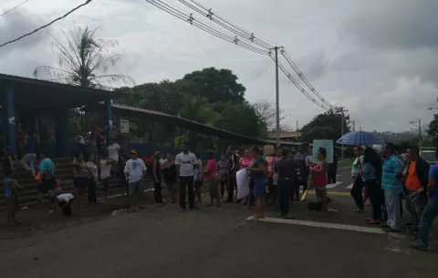 Cierran vía en la escuela Lucas Bárcenas de Arraiján