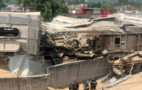 Siete heridos, entre ellos cinco migrantes, al chocar trenes en México