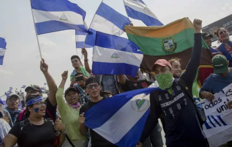 Comerciantes frenan intentos de saqueos en medio de la crisis en Nicaragua