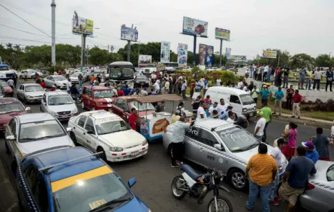 Taxistas de Nicaragua hacen paro para protestar por el alto costo de la gasolina