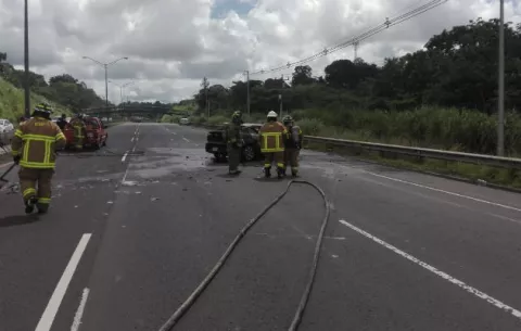 Hombre resulta herido al volcarse e incendiarse su auto a la altura de Bique
