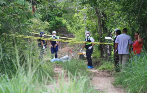 Encuentran el cuerpo de un hombre con seis orificios de bala en San Carlos