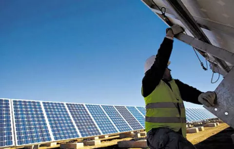 Cargo extra aplicaría a los que usan paneles solares y se conectan a la red