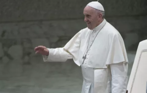 Cuestionado cardenal chileno viaja a la reunión de obispos con el Papa