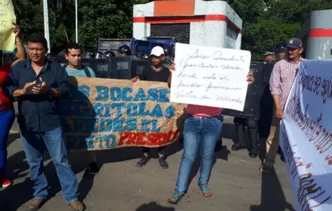 Protesta de productores y comunidades en Ocú, vigilada por antidisturbios 