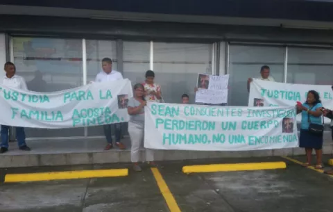 'Se perdió un cuerpo, no una encomienda', protestan familiares de anciana incinerada