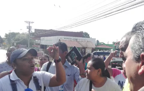 Exigen la salida de directora de plantel en Puerto Caimito