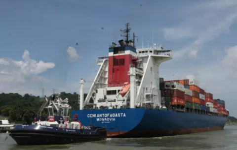Surge nuevo conflicto entre la ACP y capitanes de remolcadores
