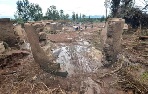 Mueren 44 personas y hay 40 desaparecidos al reventar una represa