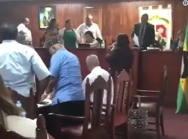 Representantes casi se van a los puños en Concejo Municipal de La Chorrera 