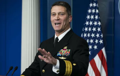 Sopesan investigar al exmédico de la Casa Blanca Ronny Jackson