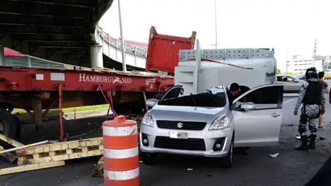 ¡Está vivo de milagro! Carga de un camión aplastó su automóvil