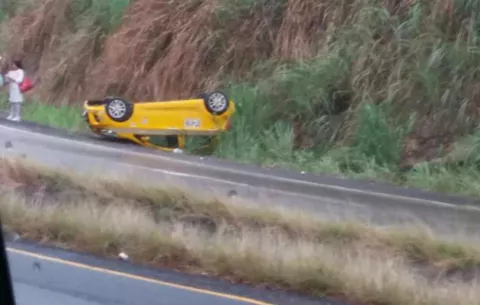 Ocupantes de taxi sufren accidente en Loma Campana