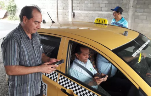 Taxistas tableños implementan sistema tecnológico