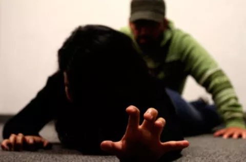Un taxista es detenido por violar a su exesposa; la puso a lavar ropa