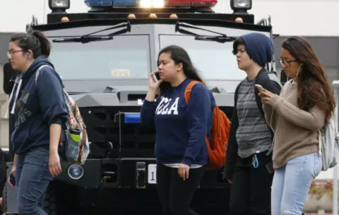 Familias de víctimas del tiroteo demandan al fabricante de armas