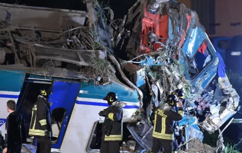 Dos muertos y 20 heridos tras choque de tren con camión en Italia 