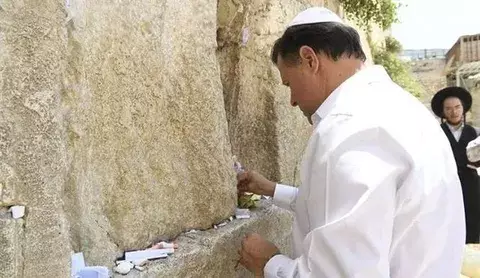 Varela se coloca un kippah y reza en el Muro de los Lamentos