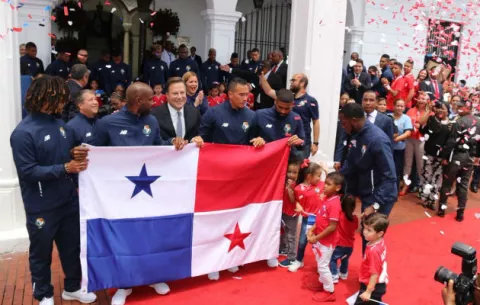 Varela estudia cambios de horarios para que fanáticos vean a Panamá 